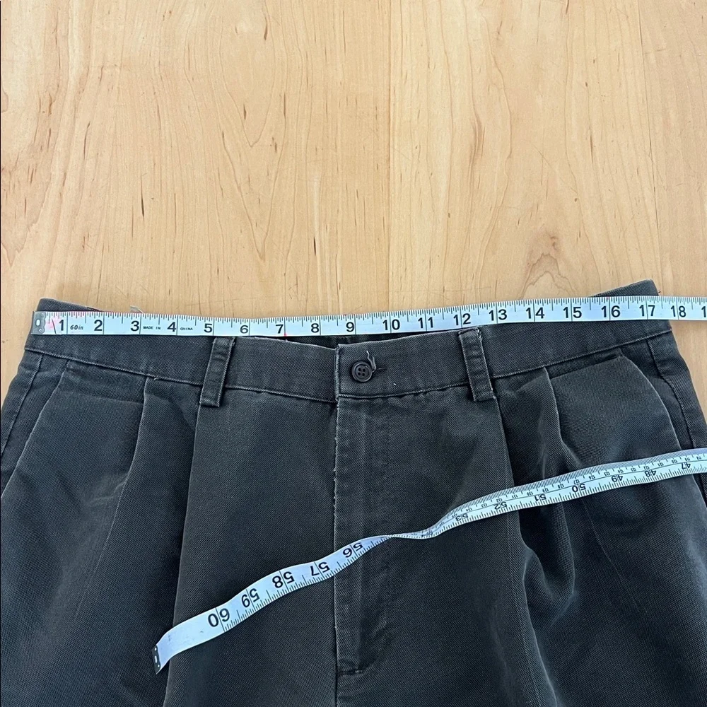 Dockers Men's Straight Pleated Chinos in Dark Gray